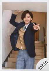 【中古】生写真(ジャニーズ) なにわ男子/道枝駿佑/膝上・衣装制服・紺・ベージュ・グレー・右手上げ・左手ピース・笑顔・階段/「なにわ男子 First Live Tour 2019～なにわと一緒に#アオハルしよ?～」グッズオフショット/公式生写真