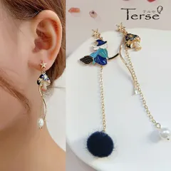 Terse 魔法の世界を感じさせるデザインアシストロングピアス　 ほうきに乗ったウサギ魔女とボンボンやきのことパールが可愛らしいドリーム感を演出 チェーンが優雅に揺れ 耳元に華やかさをプラス ファッションのアクセントとして、特別な日にも日常にもぴったり