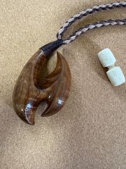 夜光貝のテールフック型ペンダント hemp編みネックレス - メルカリ