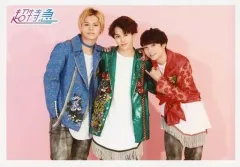 【中古】生写真(男性) 超特急/集合(3人)/横型・膝上・衣装青・緑・赤・白・タクヤセンター・肩組み・カイ右手ポケット・背景ピンク/「超特急 POP UP STORE」GOLDEN EPOCH SPECIAL 生写真 カイ PRUDUCE Ver.(大阪限定)