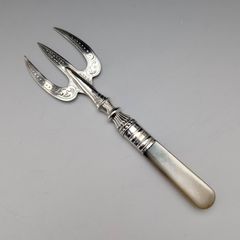 1867年 純銀製 英国アンティーク ケーキフォーク 白蝶貝ハンドル 1867年 純銀製 英国アンティーク ケーキフォーク 白蝶貝ハンドル