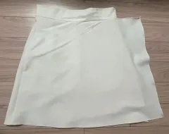 白ミニスカート