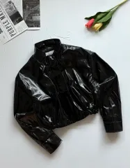 プレイ ススタジオ クロップド 光沢 エナメル ジャケット
