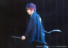 【中古】生写真(男性) 石川凌雅(肥前忠広)/ライブフォト・横型・膝上・キャラクターショット/「ミュージカル『刀剣乱舞』 ～江水散花雪～」ローソンプリント限定ブロマイド