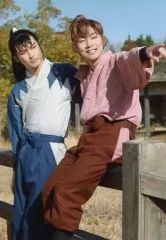 【中古】生写真(男性) 鷲尾修斗(中在家長次)・安達勇人(善法寺伊作)/膝上・衣装白・青・ピンク・指差し・笑顔/ミュージカル「忍たま乱太郎」第5弾～新たなる敵!～