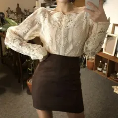 アイボリー レース ブラウス シースルー フラワー 刺繍 オフショルダー くるみボタン 花 長袖