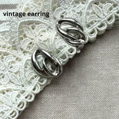04904ヴィンテージ 2つのリングが重なったクールなシルバーイヤリング