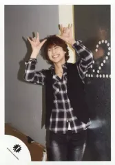 【中古】生写真(ジャニーズ) Snow Man/佐久間大介/膝上・衣装黒・白・チェック柄・両手指3本立て・頭の上・背景グレー/「DREAM BOYS 2014」パンフレット撮影オフショット/公式生写真