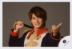 【中古】生写真(ジャニーズ) Mr.King vs Mr.Prince/平野紫耀/横型・バストアップ・衣装黒.赤.白.金・右手杖・左手前・背景グレー/公式生写真