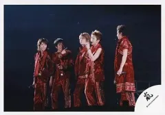 【中古】生写真(ジャニーズ) 嵐/集合(5人)/ライブフォト・横型・膝上・衣装赤・左向き・背景紺/公式生写真