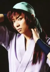 【中古】生写真(男性) 橘龍丸(舳丸)/バストアップ・両手上げ・背景黒・キャラクターショット/「ミュージカル 忍たま乱太郎 第8弾 がんばれ五年生!技あり、術あり、初忍務!!」ブロマイド第1弾