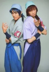 【中古】生写真(男性) 橘龍丸(舳丸)・倉本発(重)/膝上・左手上げ・背中合わせ・背景グレー・キャラクターショット/「ミュージカル 忍たま乱太郎 第8弾 がんばれ五年生!技あり、術あり、初忍務!!」ブロマイド第1弾