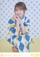 【中古】生写真(乃木坂46) 秋元真夏/全身・座り・浴衣/レアVer./「乃木坂46 2022.July-II」会場限定ランダム生写真