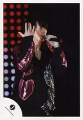 【中古】生写真(ジャニーズ) Mis Snow Man/佐久間大介/ライブフォト・膝上・衣装黒.赤・左手マイク・右手上げ・目線右/公式生写真