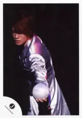 【中古】生写真(ジャニーズ) Snow Man/深澤辰哉/ライブフォト・膝上・衣装銀・左向き・左手玉/公式生写真