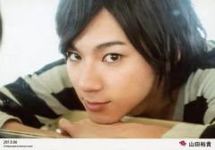 【中古】生写真(男性) D2/山田裕貴/横型・バストアップ・衣装白・黒・ボーダー柄・両手顔の下・｢2013.06｣/公式生写真