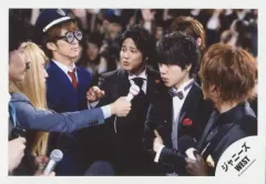 【中古】生写真(ジャニーズ) ジャニーズWEST/集合(7人)/ライブフォト・横型・上半身・衣装黒・センター桐山・右手マイク・腕組み/公式生写真