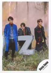 【中古】生写真(ジャニーズ) Sexy Zone/集合(3人)/全身・衣装青紺グレー・菊池頬杖/アルバム「XYZ=repainting」ジャケ写撮影オフショット＆「忘れられない花」PV撮影オフショット/公式生写真