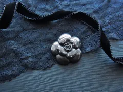 カメリアブローチトップ　黒のカメリアは、いぶしをかけた表面の質感が退廃的でゴスな雰囲気。