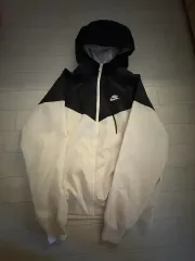 ナイキ ウィンドブレーカー ブラック/白 フードジップアップ s