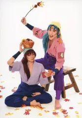 【中古】生写真(男性) 橘龍丸(舳丸)・杉江優篤(鬼蜘蛛丸)/全身・橘座り・右手カゴ頭・柿・栗・落ち葉・背景白・キャラクターショット/「ミュージカル 忍たま乱太郎 第8弾 再演 がんばれ五年生!技あり、術あり、初忍務!!」ブロマイド第1弾