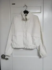 ニューバランス クロップド ウィンドブレーカー 白 2023年