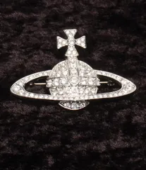 2026年最新】viviennewestwood ブローチの人気アイテム - メルカリ