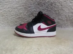 250 NIKE ジョーダン1 ミッド ジュニア 白 レッド スニーカー