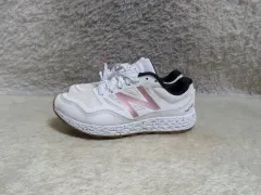 230 ニューバランス フレッシュフォーム スニーカー 中古 シューズ