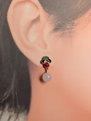 チャイナモチーフ パインチャーム 揺れるピアス／乳白色ストーン 上品アクセサリー