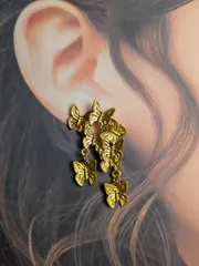 【ゴールド】蝶モチーフ 揺れるピアス／重なりバタフライ 大ぶりアクセサリー