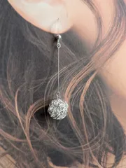 金属アレルギー対応 プラスチックフック ロングピアス／シルバー フラワーボール 揺れるピアス