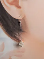 金属アレルギー対応 プラスチックフック ロングピアス／シルバー フラワーボール 揺れるピアス