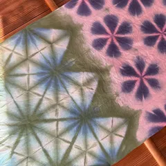 s147 【sato】 手染め ハイブリッド✨️ 雪花絞り × 麻の葉絞り 手ぬぐい 日本手拭い タペストリー お正月飾り インテリア 雰囲気変えにも 綿生地はぎれ 半衿 半襟にも 有松鳴海絞り と同技法 レア柄 ピンク グリーン 青みパープル 新品 染めたて
