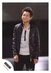 【中古】生写真(ジャニーズ) 嵐/大野智/膝上・衣装黒.グレー・目線左・両手下・背景黒/公式生写真