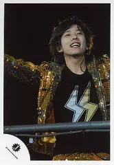 【中古】生写真(ジャニーズ) 嵐/二宮和也/ライブフォト・上半身・衣装金黒・両手上げ・背景黒/公式生写真