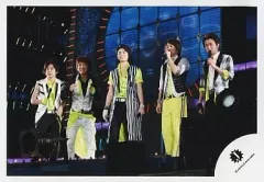 【中古】生写真(ジャニーズ) 嵐/集合(5人)/ライブフォト・横型・全身・衣装黄緑色・黒・白のストライプ柄・背景青・左手マイク/公式生写真