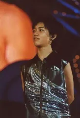 【中古】生写真(ジャニーズ) 関西ジャニーズJr./錦戸亮/ライブフォト・上半身・衣装黒・両手後ろ・目線左上・枠無し/ジャニーズファミリークラブ生写真