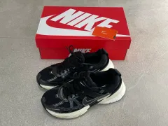 NIKE / 完売商品 / 14万9千円 V2K RUN 235 ブラック メタリックシルバー