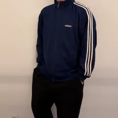 アディダス Spellout オーバーサイズ トラックジャージ