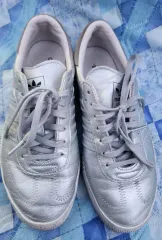 アディダス サンバ スニーカー シルバー カラーです。 サイズは 235mm です。 軽くて