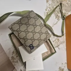 グッチ 新モデル 二つ折り財布