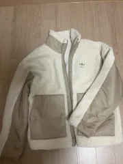 アディダス ボア フリー ス ジャケット アイボリー