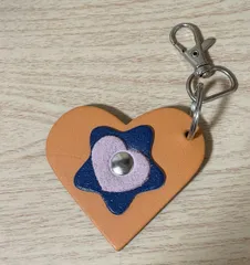 レザー ハート チャーム 花 キーホルダー 革 ブラウン 可愛い　皮