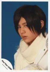 【中古】生写真(ジャニーズ) Hey! Say! JUMP/山田涼介/バストアップ・衣装白・マフラー・左向き・背景水色/公式生写真