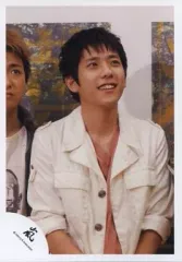 【中古】生写真(ジャニーズ) 嵐/二宮和也/上半身・衣装白・インナーピンク・目線右上・隣に大野/公式生写真