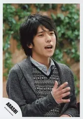 【中古】生写真(ジャニーズ) 嵐/二宮和也/バストアップ・青シャツ・ベスト・グレージャケット・口開き・背景緑/公式生写真