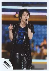 【中古】生写真(ジャニーズ) 嵐/二宮和也/膝上・衣装黒・左手マイク・ライブフォト/公式生写真