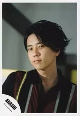 【中古】生写真(ジャニーズ) 嵐/二宮和也/バストアップ・ポロシャツ赤、黒ストライプ・目線右下/公式生写真