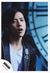 【中古】生写真(ジャニーズ) 嵐/二宮和也/バストアップ・ジャケット黒・インナー白・口開け・背景時計/公式生写真